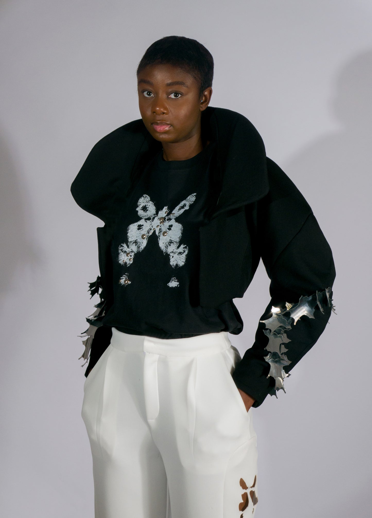 AMELIE, t-shirt noir à manches courtes, imprimé avec le logo emblématique