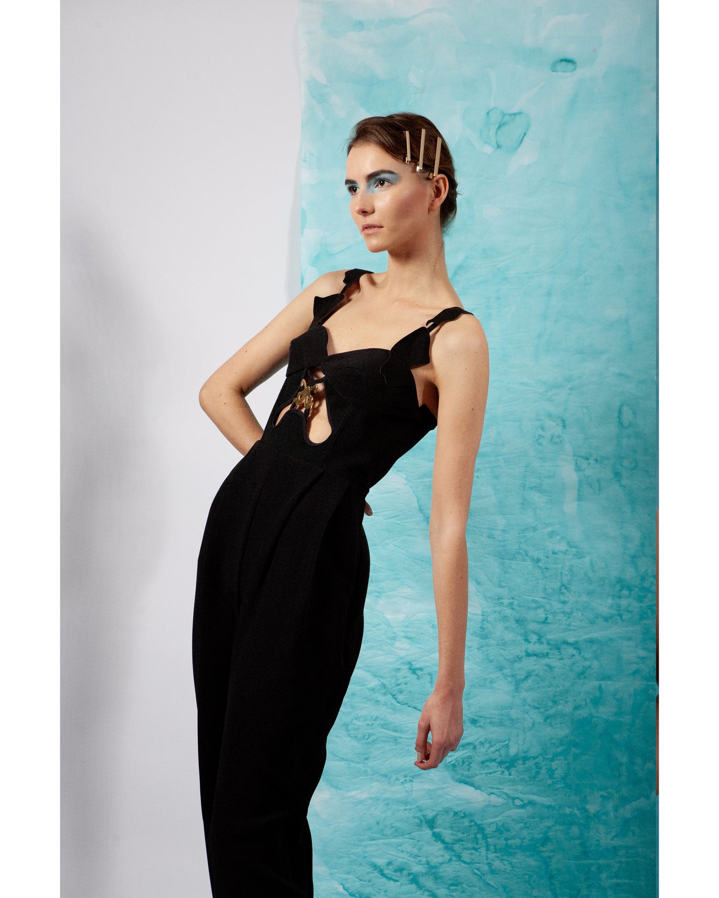 ARIOLA, combinaison sublimée d'un bijou accessoire