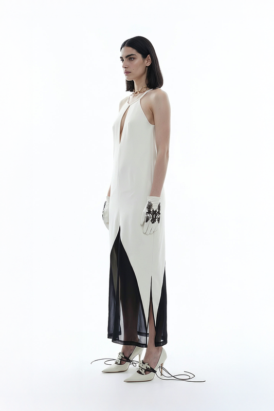 ABI, robe blanche longue à col travaillé