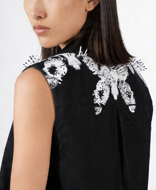 ARTEMISSE, chemise noire sans manches brodée et imprimée